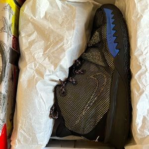 Kyrie 7 Grade School Size 6.5,Used.